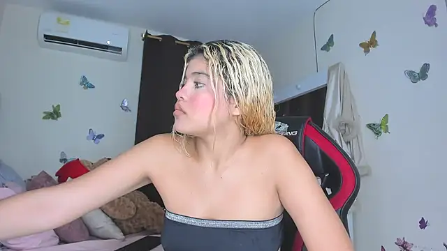 Snapshot of sofiacastillo01 chatting on 09-25-25, 01:37 sofiacastillo01 online show from 09-25-25, 01:37