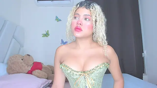 sofiacastillo01 online show from 04-11-26, 06:01