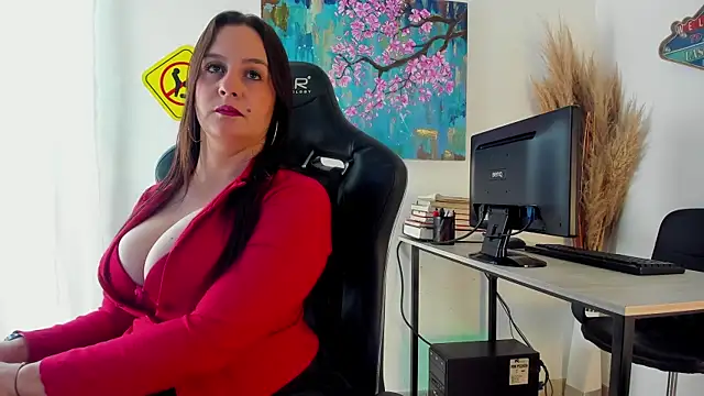 Snapshot of maite_mike chatting on 12-18-24, 12:18 maite mike online show from 12-18-24, 12:18