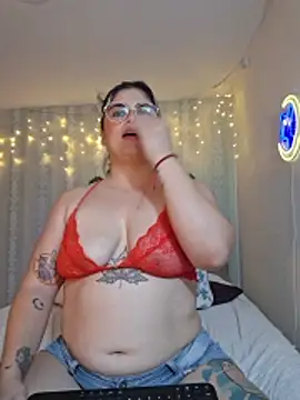 Juliietha servas online show from 05-18-26, 04:07