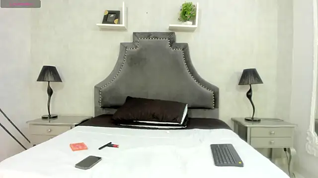 LaurenSnow online show from 01-13-26, 03:28