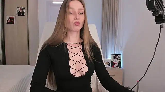 CharlotteWells online show from 12-20-25, 05:53