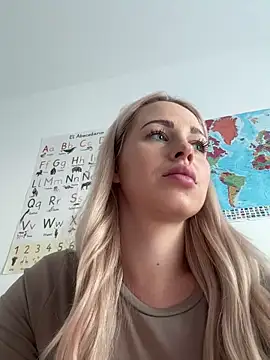 Snapshot of streetdoll chatting on 01-15-25, 04:32 streetdoll online show from 01-15-25, 04:32