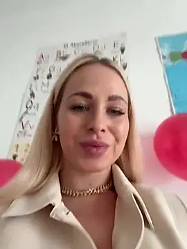 Snapshot of streetdoll chatting on 02-12-25, 08:06 streetdoll online show from 02-12-25, 08:06