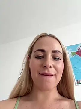 Snapshot of streetdoll chatting on 03-09-25, 09:13 streetdoll online show from 03-09-25, 09:13