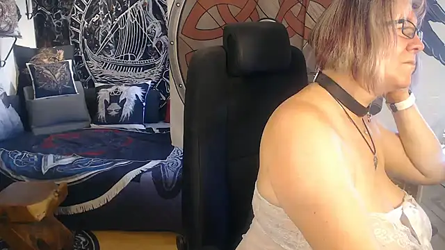 Snapshot of TittenMichelle chatting on 10-03-25, 10:34 TittenMichelle online show from 10-03-25, 10:34