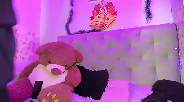Snapshot of Emma-Wilson chatting on 12-18-24, 10:51 Emma-Wilson online show from 12-18-24, 10:51