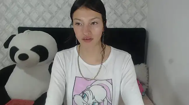 Snapshot of Emma-Wilson chatting on 02-25-25, 04:35 Emma-Wilson online show from 02-25-25, 04:35