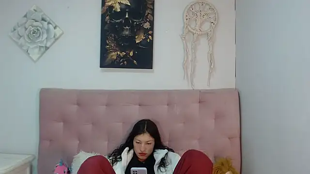 Snapshot of Emma-Wilson chatting on 03-18-25, 06:15 Emma-Wilson online show from 03-18-25, 06:15