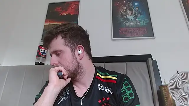 Snapshot of maxy49 chatting on 11-11-25, 12:49 maxy49 online show from 11-11-25, 12:49