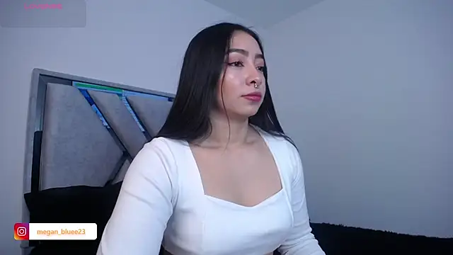 Snapshot of megan_bluee23 chatting on 10-29-25, 04:09 megan bluee23 online show from 10-29-25, 04:09