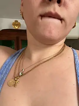 Luccreccia  online show from 03-12-26, 11:38