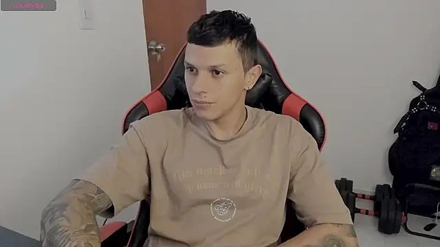 Snapshot of davebrow chatting on 10-17-25, 09:17 davebrow online show from 10-17-25, 09:17