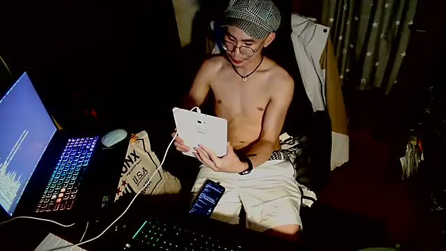 Snapshot of Moby_Yik chatting on 05-12-26, 05:54 Moby Yik online show from 05-12-26, 05:54