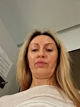 Snapshot of Miss____Mia_ chatting on 02-22-25, 03:25 Miss Mia online show from 02-22-25, 03:25