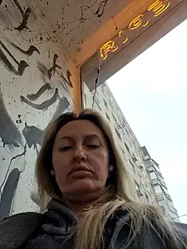 Snapshot of Miss____Mia_ chatting on 10-15-25, 12:05 Miss Mia online show from 10-15-25, 12:05