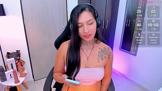 Snapshot of LouaneBourVip chatting on 12-14-25, 11:42 LouaneBourVip online show from 12-14-25, 11:42