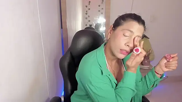 Snapshot of hellensexy chatting on 01-25-25, 08:42 hellensexy online show from 01-25-25, 08:42