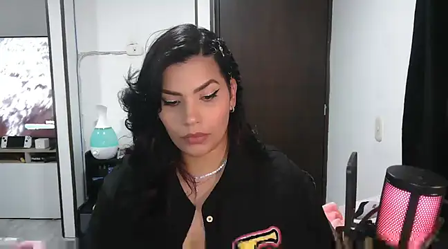 Snapshot of CarolinaRincon chatting on 03-18-25, 09:53 CarolinaRincon online show from 03-18-25, 09:53