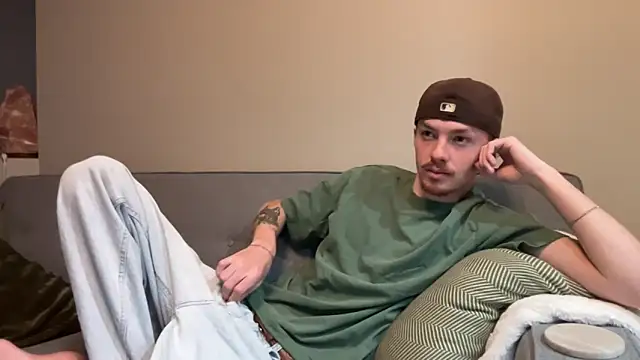 Snapshot of younghungginger chatting on 11-14-25, 11:24 younghungginger online show from 11-14-25, 11:24