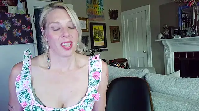 Snapshot of Glamazonx chatting on 04-26-26, 11:02 Glamazonx online show from 04-26-26, 11:02