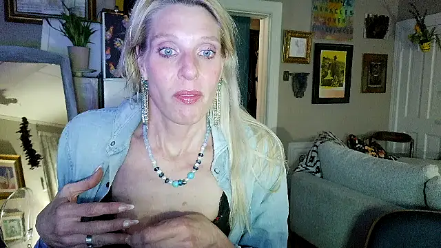 Snapshot of Glamazonx chatting on 05-04-26, 01:45 Glamazonx online show from 05-04-26, 01:45