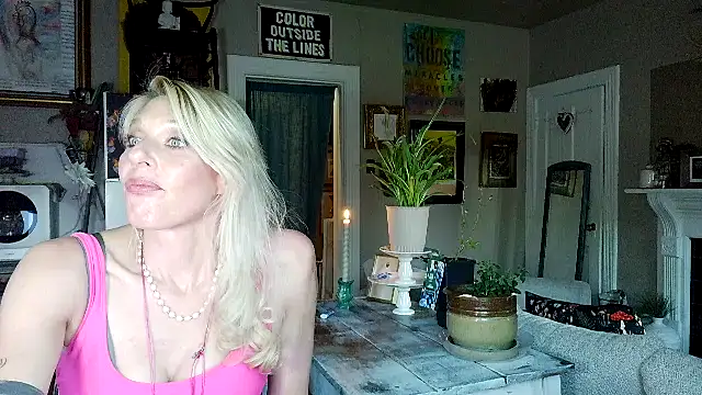 Snapshot of Glamazonx chatting on 05-19-26, 01:44 Glamazonx online show from 05-19-26, 01:44