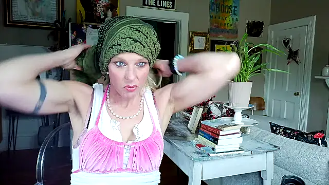 Snapshot of Glamazonx chatting on 05-26-26, 04:14 Glamazonx online show from 05-26-26, 04:14