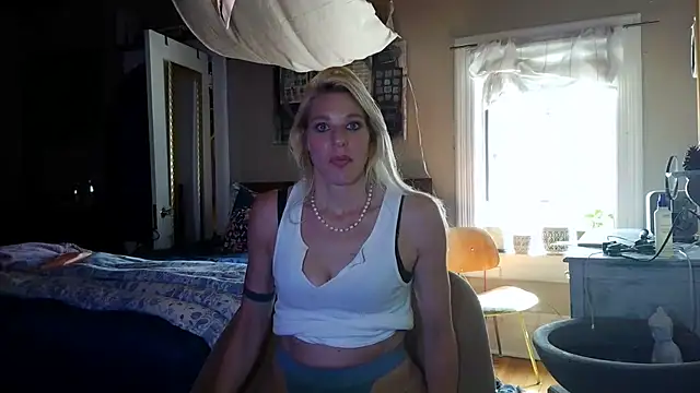Snapshot of Glamazonx chatting on 05-31-26, 04:36 Glamazonx online show from 05-31-26, 04:36