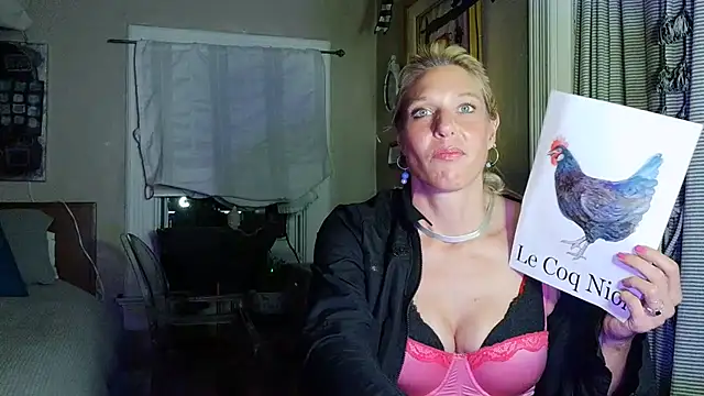Snapshot of Glamazonx chatting on 06-19-26, 06:29 Glamazonx online show from 06-19-26, 06:29