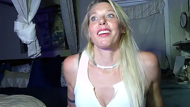Snapshot of Glamazonx chatting on 07-22-26, 11:51 Glamazonx online show from 07-22-26, 11:51