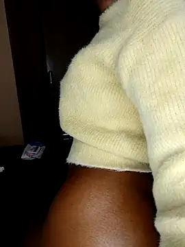 Snapshot of Bossetassy chatting on 10-10-25, 02:38 Bossetassy online show from 10-10-25, 02:38