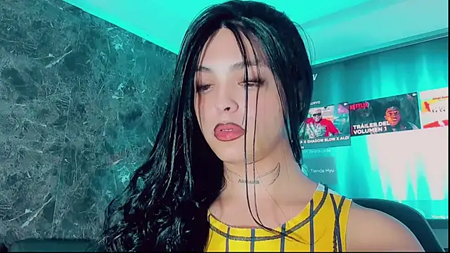 Emmaa Saenz  online show from 11-25-25, 07:25