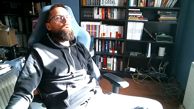 Snapshot of MeSteff chatting on 10-05-25, 09:07 MeSteff online show from 10-05-25, 09:07