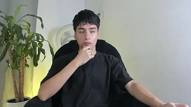 Snapshot of sebas_rose chatting on 12-17-25, 01:39 sebas rose online show from 12-17-25, 01:39