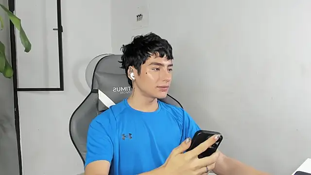 Snapshot of sebas_rose chatting on 01-14-26, 02:23 sebas rose online show from 01-14-26, 02:23