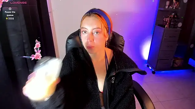 Violetaarey online show from 05-26-26, 01:01