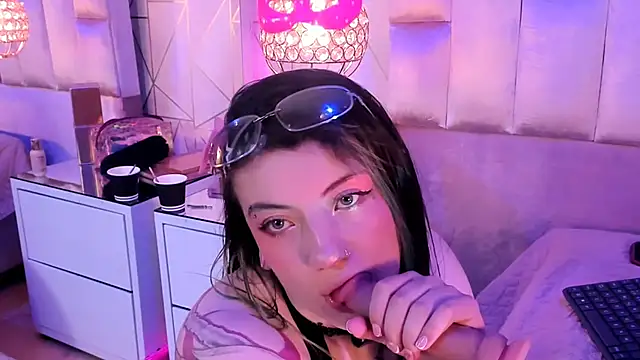 Snapshot of Broklinwhite_ chatting on 05-15-26, 01:40 Broklinwhite online show from 05-15-26, 01:40