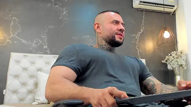 Snapshot of BruceDallas chatting on 12-02-24, 12:09 BruceDallas online show from 12-02-24, 12:09