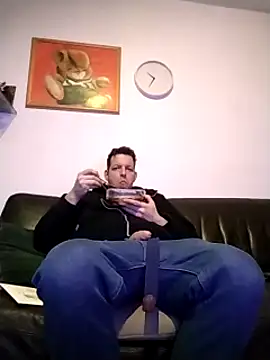 Snapshot of Knuffelstaaf123 chatting on 01-06-25, 04:44 Knuffelstaaf123 online show from 01-06-25, 04:44