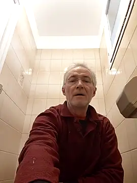 Snapshot of 60philippe chatting on 10-28-25, 08:07 60philippe online show from 10-28-25, 08:07