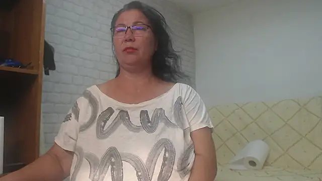 Snapshot of EmmaSquirt chatting on 09-15-25, 05:29 EmmaSquirt online show from 09-15-25, 05:29