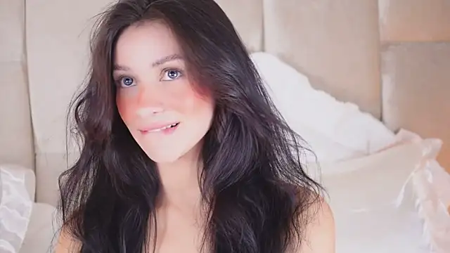 Snapshot of KiraKayleigh1 chatting on 02-19-25, 08:31 KiraKayleigh1 online show from 02-19-25, 08:31