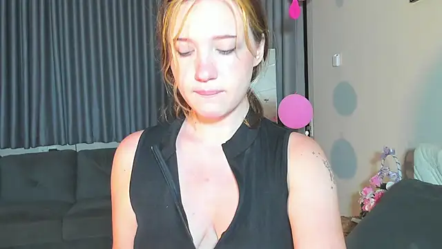 HanahCute online show from 03-20-25, 09:24