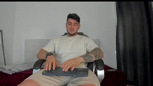 Snapshot of Teilor_Creed chatting on 11-18-25, 07:40 Teilor Creed online show from 11-18-25, 07:40