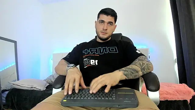 Snapshot of Teilor_Creed chatting on 12-20-25, 07:10 Teilor Creed online show from 12-20-25, 07:10