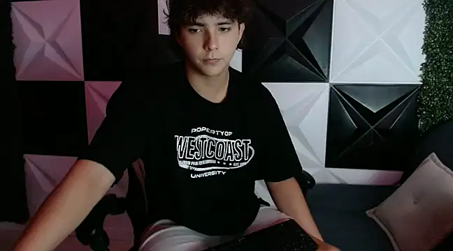 Snapshot of Dani_cumboy chatting on 01-12-25, 03:28 Dani cumboy online show from 01-12-25, 03:28