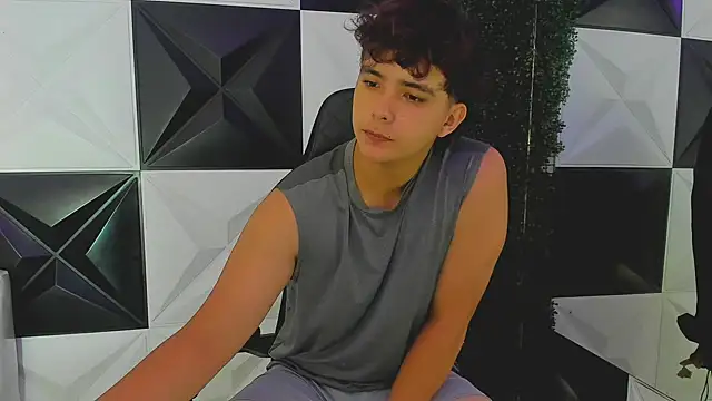 Snapshot of Dani_cumboy chatting on 09-22-25, 01:02 Dani cumboy online show from 09-22-25, 01:02