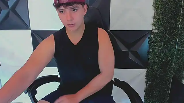 Snapshot of Dani_cumboy chatting on 09-28-25, 02:33 Dani cumboy online show from 09-28-25, 02:33