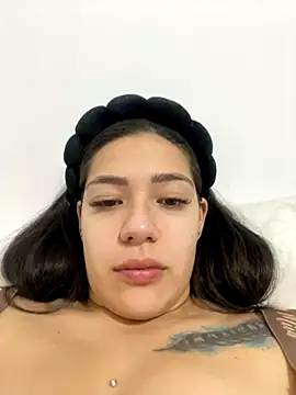 Latina vanessa online show from 10-31-25, 04:13